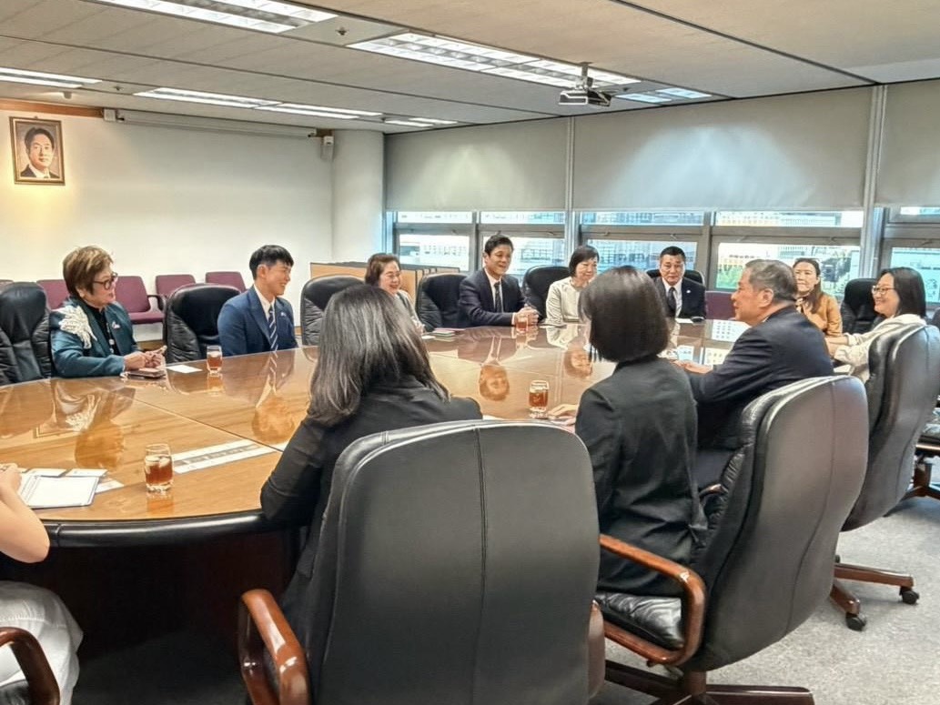 World and Asia Taiwanese chamber leaders meet with Taiwan's Representative to Korea, Chiou Gow-wei, at a closed-door roundtable in Seoul.