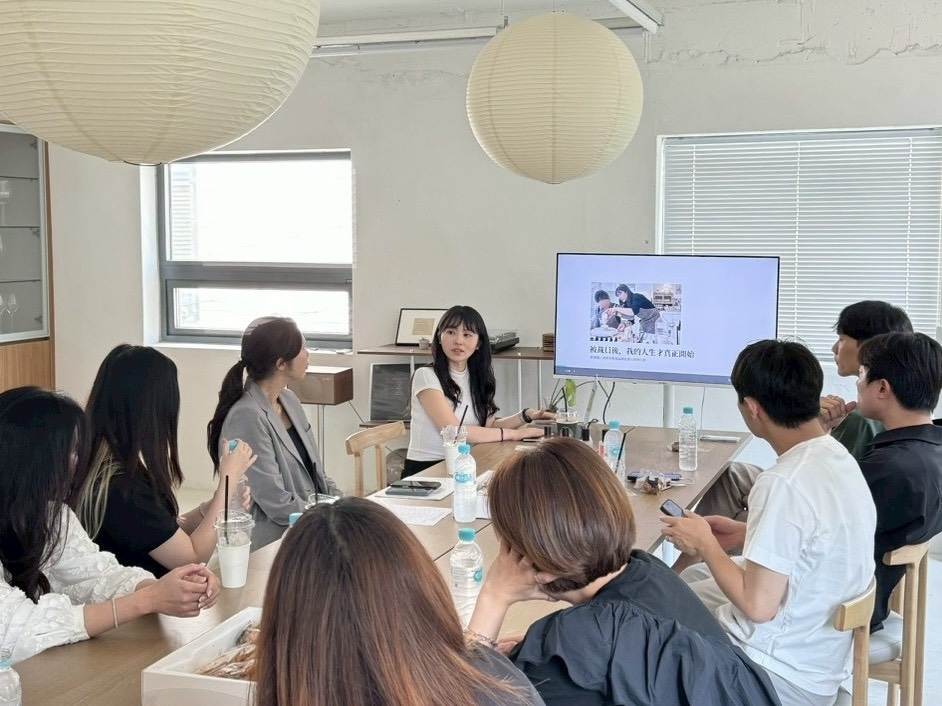 Participants gathered at Seollem Candle and Scent Studio during the D&M #3 networking event.